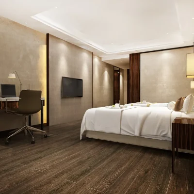 Habitación de hotel moderna con cama doble, escritorio elegante, silla de oficina y televisor en la pared. Suelo de madera y decoración minimalista en tonos neutros. Ideal para viajeros de negocios y turistas.