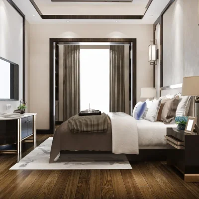 Habitación moderna y elegante con cama king size, decoración en tonos neutros, muebles de madera oscura y luz natural que entra por la ventana. Incluye un televisor en la pared y una mesa de noche con lámpara y flores.